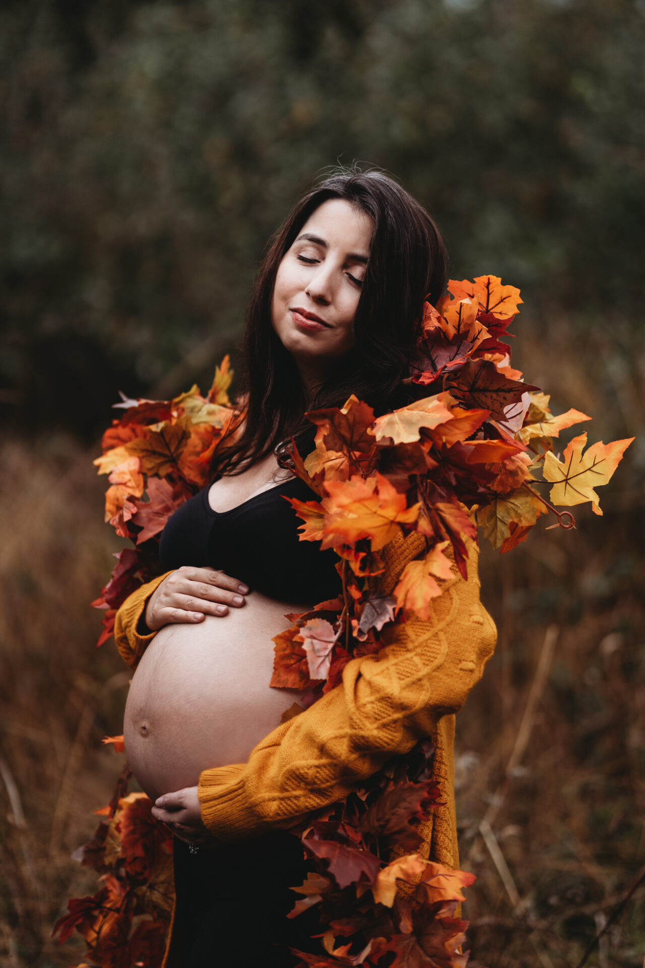 northern virginia creative maternity photo with fall leaf garland